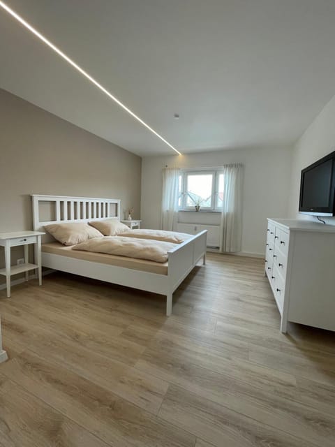 Bed, TV and multimedia, Bedroom