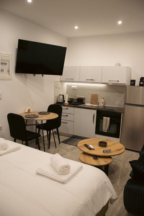 Bed, TV and multimedia, Kitchen or kitchenette, Living room, Food and drinks, Photo of the whole room, Seating area, Dining area, Bedroom, Food, minibar, oven