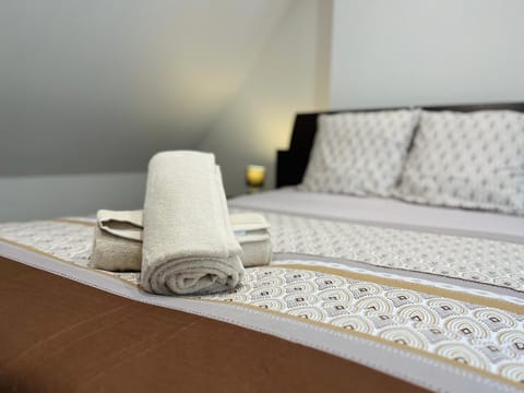 Bed, Bedroom, towels