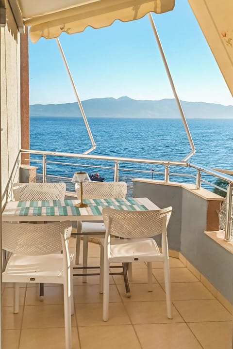 Day, Natural landscape, View (from property/room), Balcony/Terrace, Living room, Seating area, Dining area, Sea view