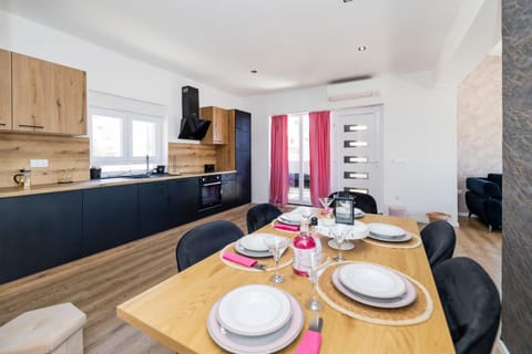 Dining area, kitchen