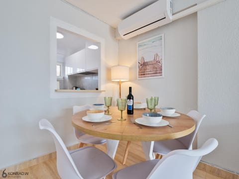 Living room, Seating area, Dining area, air conditioner