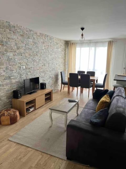 Super 3 pcs et Parking aux portes de Paris et stade de france à proximité des sites touristiques parisiens Montmartre , champs Élysée ,châtelet etc et des transports métro,RER ,wifi disponible Apartment in Île-de-France