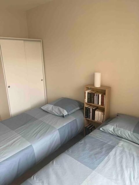 Super 3 pcs et Parking aux portes de Paris et stade de france à proximité des sites touristiques parisiens Montmartre , champs Élysée ,châtelet etc et des transports métro,RER ,wifi disponible Apartment in Île-de-France