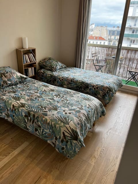 Super 3 pcs et Parking aux portes de Paris et stade de france à proximité des sites touristiques parisiens Montmartre , champs Élysée ,châtelet etc et des transports métro,RER ,wifi disponible Apartment in Île-de-France