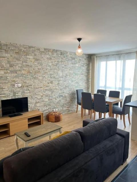 Super 3 pcs et Parking aux portes de Paris et stade de france à proximité des sites touristiques parisiens Montmartre , champs Élysée ,châtelet etc et des transports métro,RER ,wifi disponible Apartment in Île-de-France