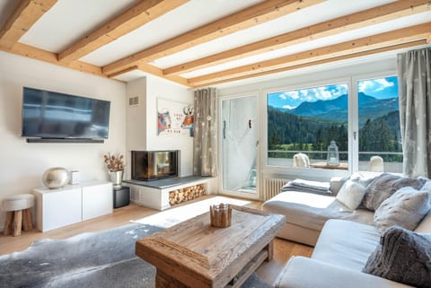 TV and multimedia, Living room, Seating area, Mountain view