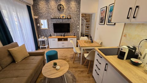 TV and multimedia, Coffee/tea facilities, Kitchen or kitchenette, Living room, Seating area, oven, stove, toaster