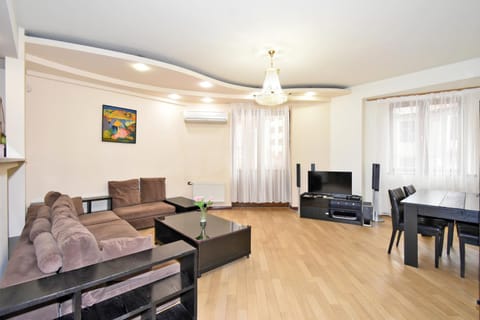 Communal lounge/ TV room, TV and multimedia, Living room, Seating area, Dining area