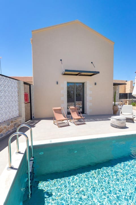 Property building, Patio, Day, Pool view, Swimming pool, sunbed