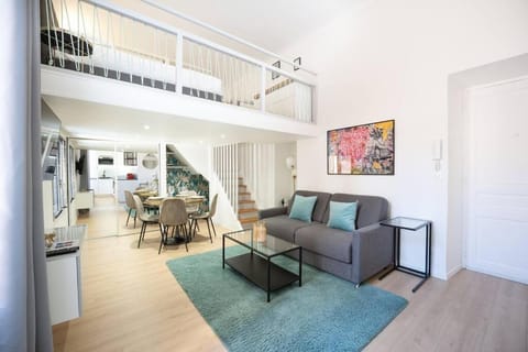 Bed, Living room, Seating area, Dining area