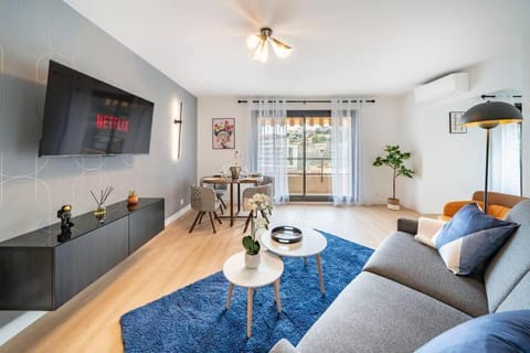 TV and multimedia, Living room, Seating area, Dining area, Evening entertainment, air conditioner