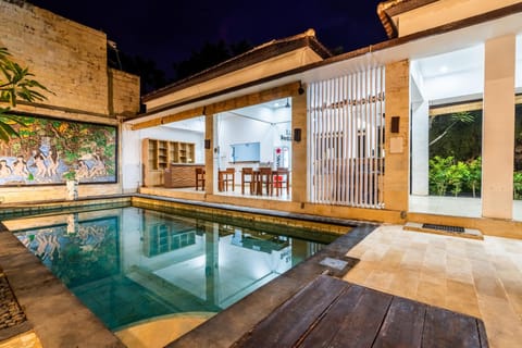 Property building, Restaurant/places to eat, Restaurant/places to eat, Night, Pool view, Swimming pool, sunbed