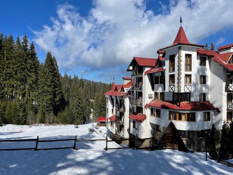 Property building, Day, Natural landscape, Winter, Skiing, Skiing, Mountain view