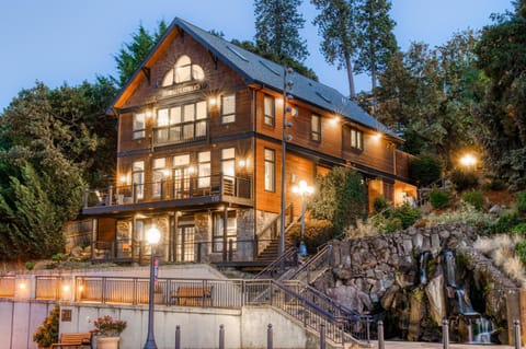 Property building, View (from property/room), City view, Garden view, Landmark view, Street view