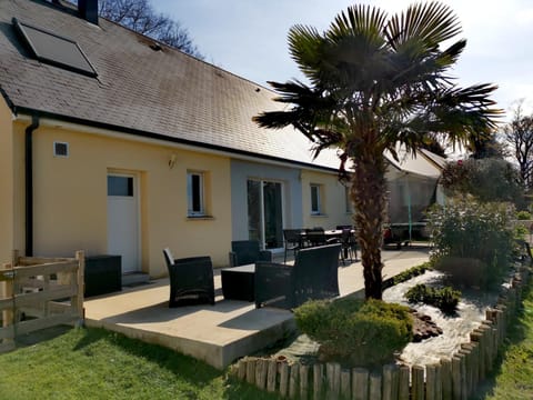 Property building, Patio, Garden, Balcony/Terrace, Garden view
