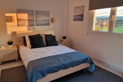 Bed, Photo of the whole room, Bedroom, Mountain view