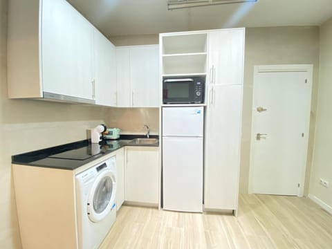 Kitchen or kitchenette, stove, washing machine, dryer