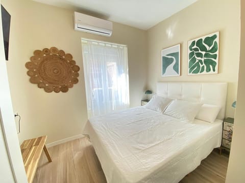 Bed, Photo of the whole room, Bedroom, air conditioner