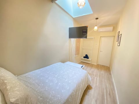 Bed, TV and multimedia, Photo of the whole room, Bedroom, wardrobe