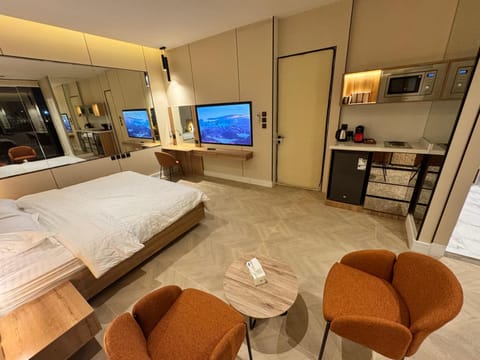 Communal lounge/ TV room, Bed, TV and multimedia, Kitchen or kitchenette, Living room, Photo of the whole room, Seating area, Dining area, Evening entertainment, Bedroom, hair dresser, minibar, oven, wardrobe