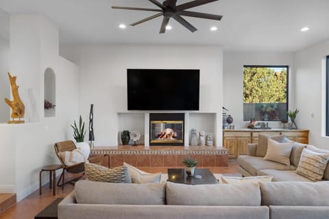 Mammoth Rock Lodge-New Family Home REMODELED 2 Hot Tubs & Game Room House in Sedona