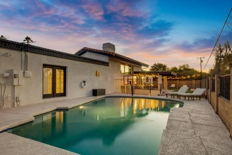 HUGE Golf course Family home-FREE Heated Pool-Theater-Gym House in Tempe