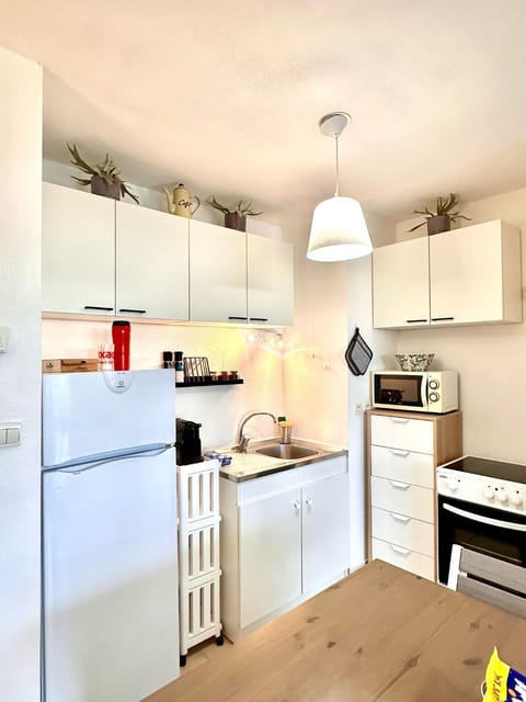 Kitchen or kitchenette, Dining area, minibar, pet friendly, stove
