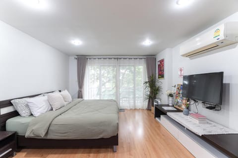 Bed, TV and multimedia, Living room, Bedroom, air conditioner