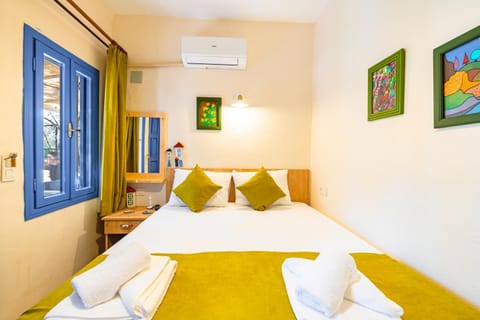 Bed, Photo of the whole room, Bedroom, towels, air conditioner