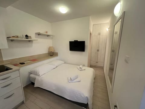 Bed, TV and multimedia, Photo of the whole room, Bedroom, towels