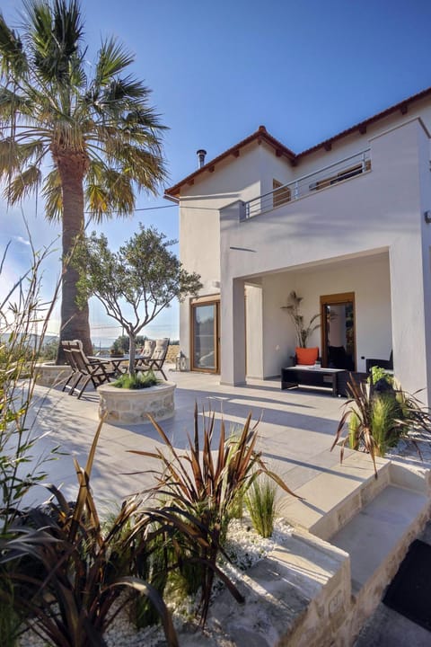 Property building, Day, Garden