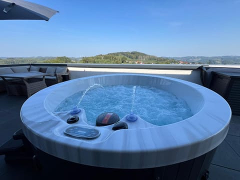 Hot Tub, Balcony/Terrace, Mountain view