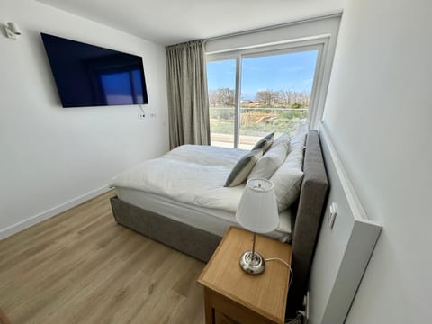 Bed, TV and multimedia, Bedroom