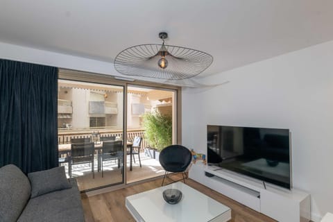 Communal lounge/ TV room, TV and multimedia, View (from property/room), Balcony/Terrace, Living room, Seating area