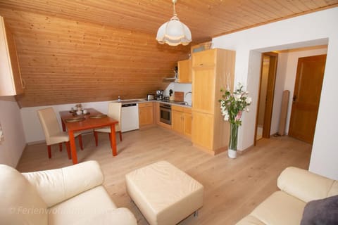 Kitchen or kitchenette, Seating area, Dining area, oven, pet friendly, stove