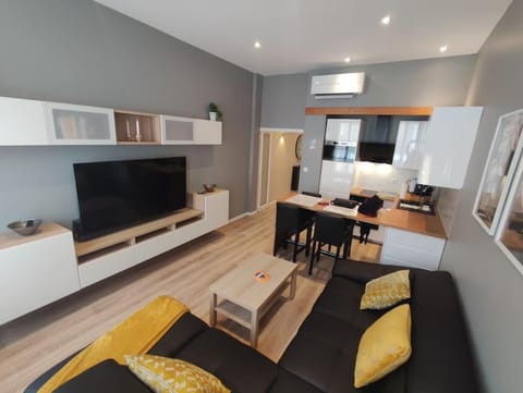 Communal lounge/ TV room, TV and multimedia, Kitchen or kitchenette, Living room, Seating area, Dining area, dishwasher, oven, stove, air conditioner