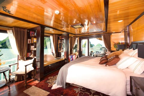 Property building, Bed, Natural landscape, Balcony/Terrace, Living room, Photo of the whole room, Seating area, Bedroom, Lake view, River view, VIP