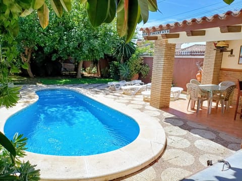 Property building, Dining area, Swimming pool, sunbed