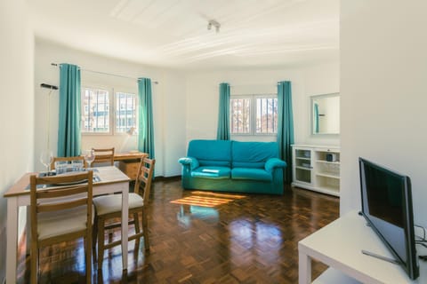 Communal lounge/ TV room, TV and multimedia, Living room, Seating area, Dining area