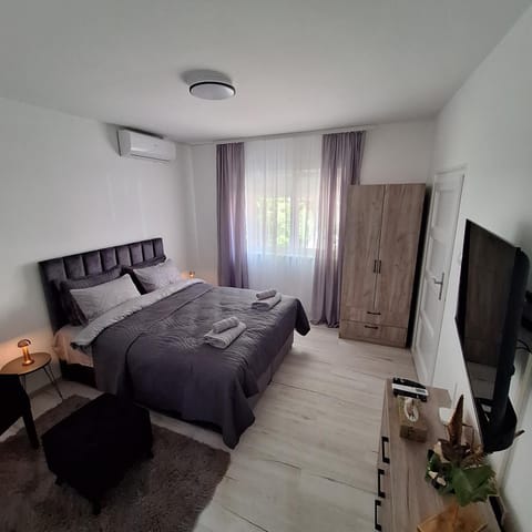 Bed, TV and multimedia, Bedroom, air conditioner