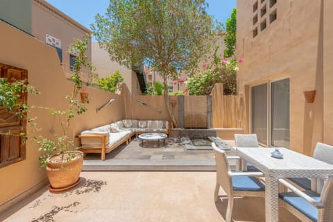 Property building, Patio, Day, Balcony/Terrace, Seating area, Dining area