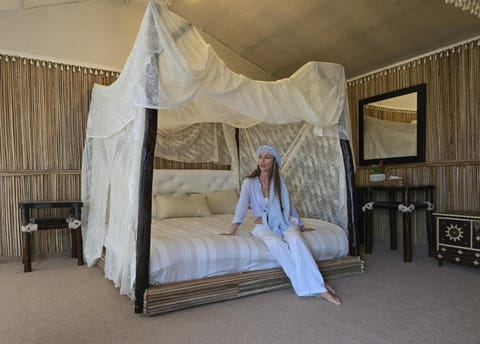 Bed, People, Photo of the whole room, Bedroom, group of guests