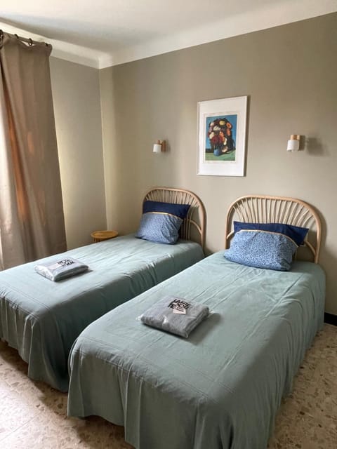 La maison-es-maisons. Apartment in Valréas