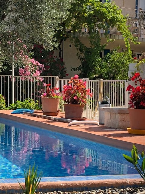 La maison-es-maisons. Apartment in Valréas