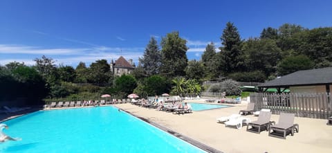 Swimming pool, sunbed