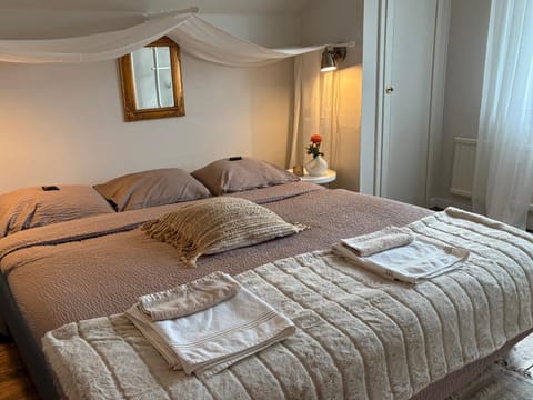 Bed, Bedroom, towels