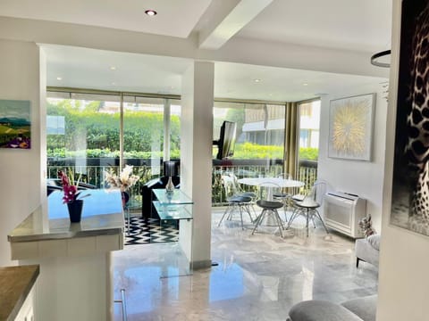 APPARTEMENT MODERNE Résidence LUXE MANDELIEU CANNES PLAGE PRIVÉE PISCINE TENNIS CASINO RESTO Apartment in Mandelieu-La Napoule