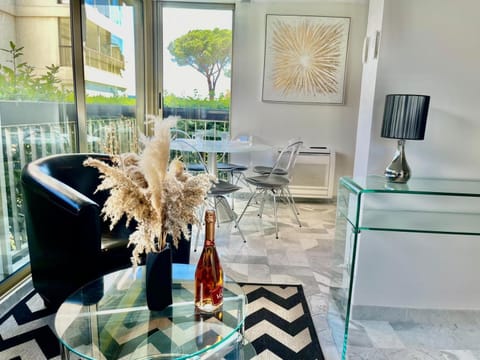 APPARTEMENT MODERNE Résidence LUXE MANDELIEU CANNES PLAGE PRIVÉE PISCINE TENNIS CASINO RESTO Apartment in Mandelieu-La Napoule