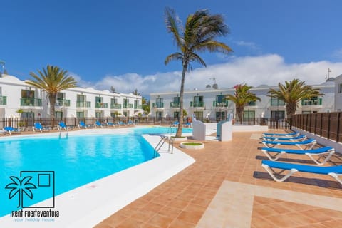 Swimming pool, sunbed